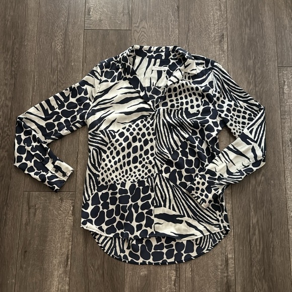 Equipment Shirt Womens Blue 100% Silk Adalyn V-Neck Animal Print XS - Picture 4 of 7